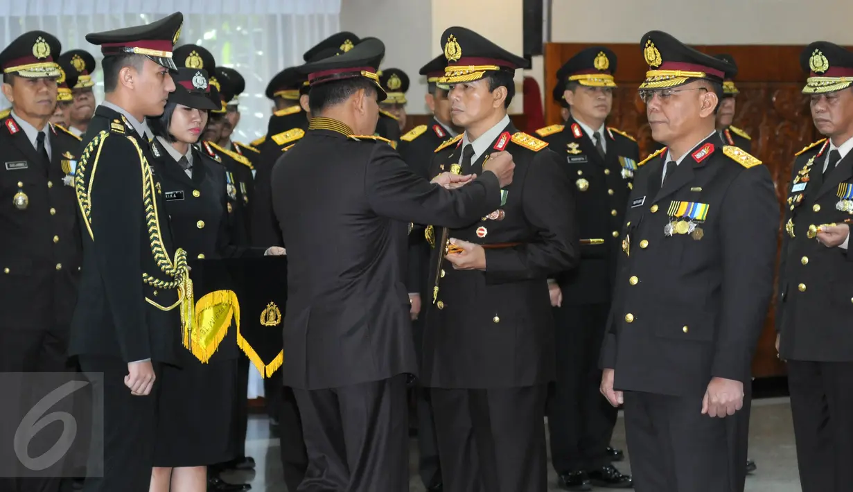Kapolri Jenderal Badrodin Haiti memberikan tanda kehormatan Bintang Bhayangkara Pratama kepada Kabareskrim Irjen Ari Dono (kedua kanan) dalam upacara di Rupatama Mabes Polri, Jakarta, Selasa (21/6). (Liputan6.com/Helmi Afandi)