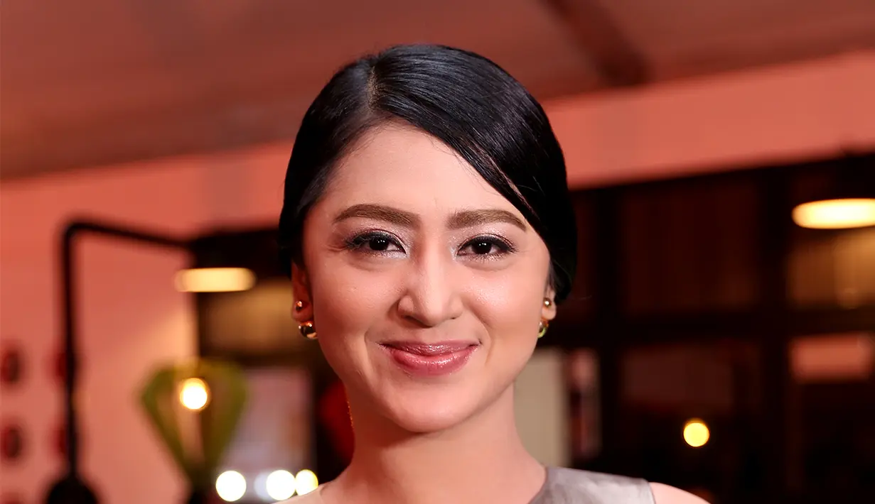 Saat ditemui di gelaran Jakarta Fashion Week 2016 di Senayan City, Jakarta pada Kamis (29/10/2015), Dewi Perssik tampil anggun mengenakan busana bernuansa nude (warna kulit) yang membalut tubuh indahnya. (Andy Masela/Bintang.com)