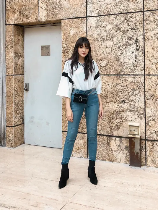 Patricia juga tak kalah keren saat tampil kasual. Menggunakan baju berwarna putih, dan dikombinasikan dengan jeans berwarna biru membuatnya terlihat menawan. Sepatu dan tas kecil berwarna hitam melengkapi penampilannya yang memesona. (Liputan6.com/IG/@pattdevdex)