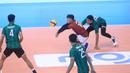 <p>Pemain Jakarta Garuda Jaya, Raihan Rizky Attorif (tengah) berhasil menerima bola serve dari pemain Jakarta LavAni Allo Bank Electric pada laga putaran I PLN Mobile Proliga 2024 di GOR Amongrogo, Yogyakarta, Kamis (25/4/2024). Jakarta Garuda Jaya Kalah 0-3 (16-25, 22-25, 20-25). (Dok. PBVSI)</p>