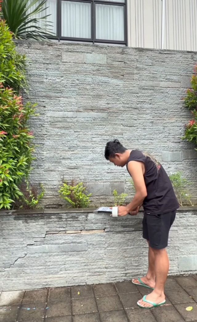 7 Potret depan rumah Denny Caknan di Ngawi yang kini jadi tempat idola COD, asri berdinding batu alam