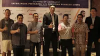 Pemilik Satria Muda, Erick Thohir, bersama pebasket, Christian Ronaldo, menyepakati perpanjangan kontrak di Hotel Fairmont, Senayan, Sabtu (14/10/2017). (Bola.com/Cornelia Yurisa Gani)