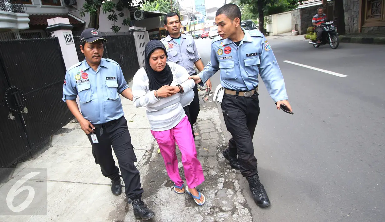 Petugas Dinas Sosial menertibkan wanita yang diduga pengemis di kawasan Pasar Minggu, Jakarta, Rabu (8/3). (Liputan6.com/ Immanuel Antonius)