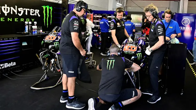 Foto: Beda Ekspresi Dua Pembalap Jelang Seri Terakhir MotoGP, Pecco Fokus Banget Quartararo Selow