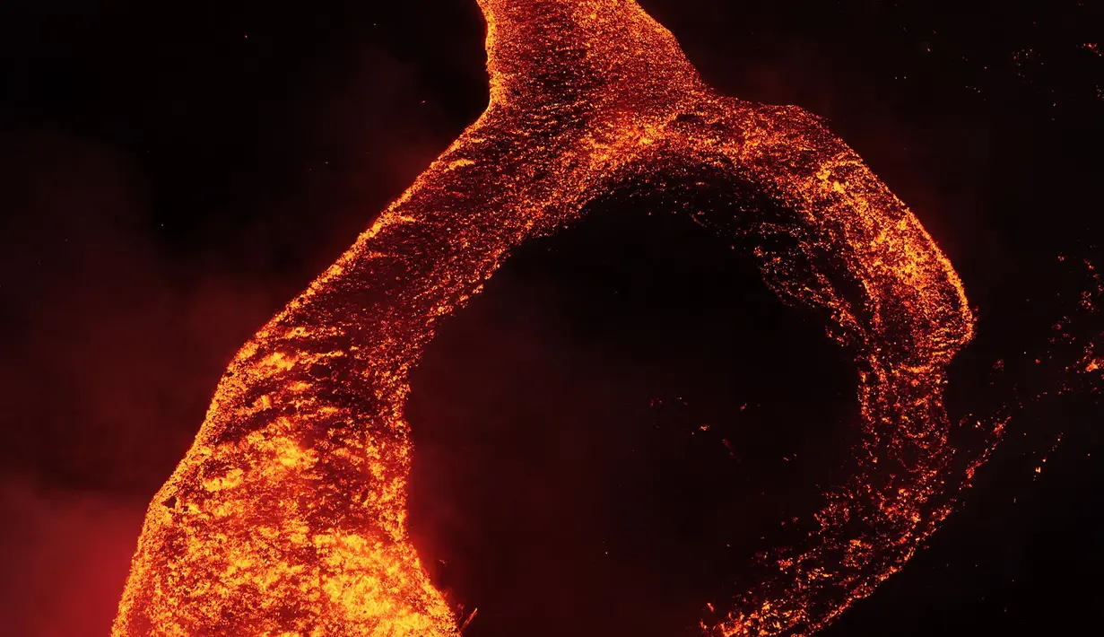 Aliran lava dari Gunung Etna saat erupsi di Catania, Sisilia Italia, Rabu, 12 Agustus 2026. (AFP/ Etna Walk)