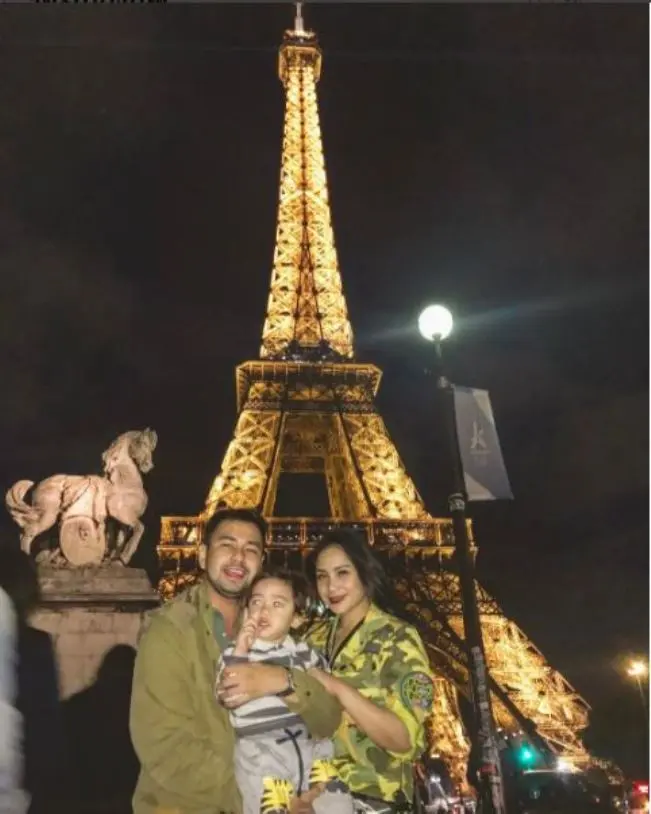 Raffi Ahmad dan keluarga berpose di depan menara Eifel (Foto: Instagram)