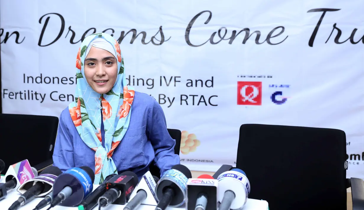 April Jasmine mengaku sempat ketakutan sebelum mengikuti program bayi tabung. Apalagi mengingat tingkat keberhasilannya kurang dari 50 %. Ustaz Solmed berharap, anak keduanya bisa lahir kembar. (Nurwahyunan/Bintang.com)