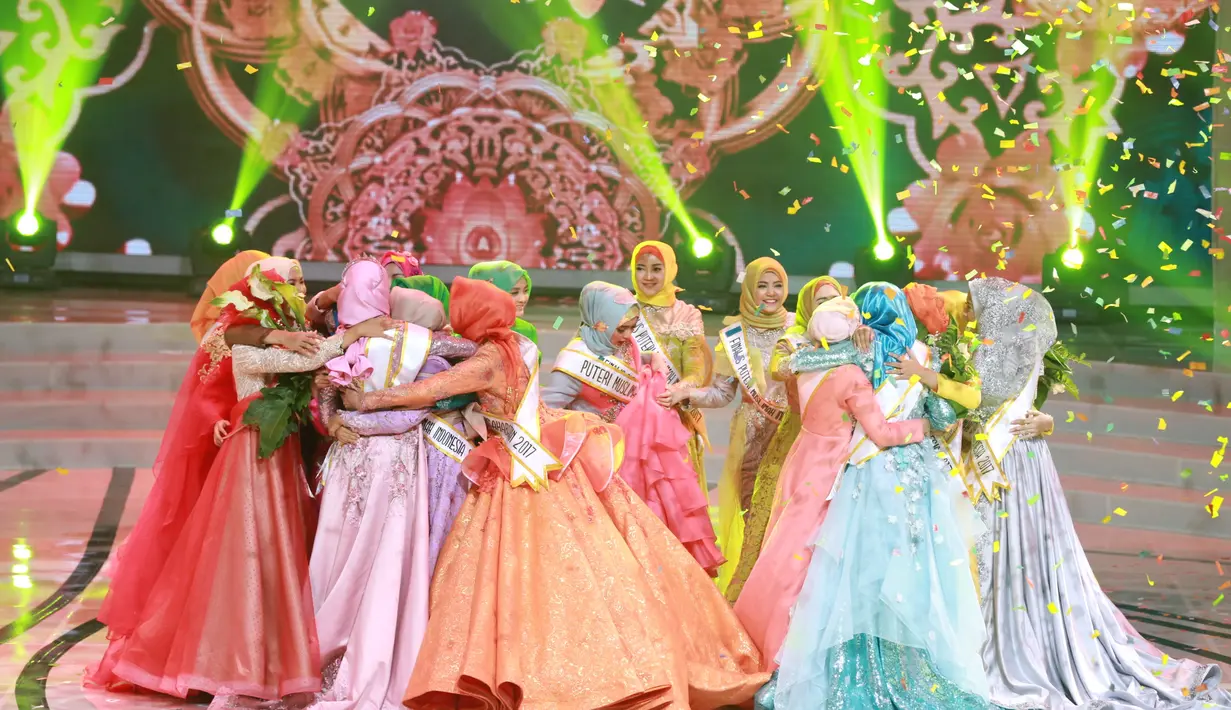 Suasana panggung final berubah diwarnai haru biru bahagia ketika nama Syifa Fatimah dinobatkan sebagai penemang. Syifa pun mendapat sambutan luar biasa dari para finalis lainnya yang langsung memeluknya saat itu. (Adrian Putra/Bintang.com)