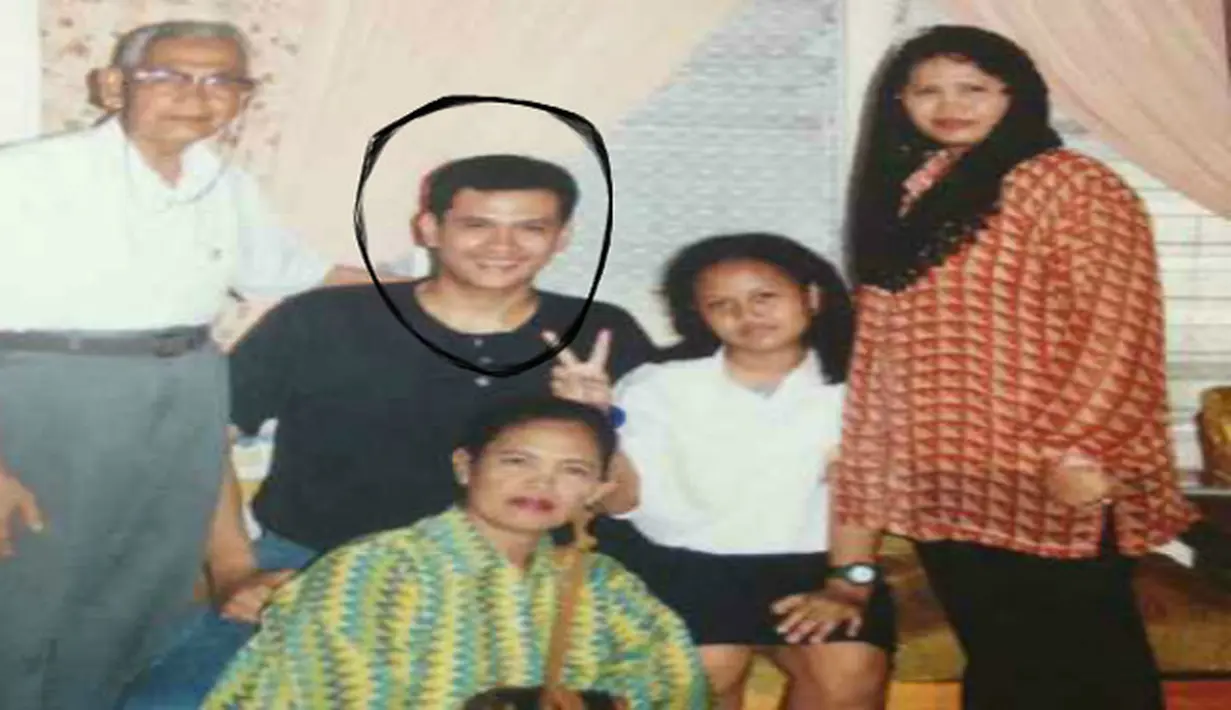 Sebuah kebanggan bagi keluarga Ryan menjadi mahasiswa undangan bagi anak Kepulauan Riau. Apalagi, Ryan sejak kecil ditinggal oleh ayahnya meninggal dunia. (dok. Keluarga. repro M Syukur/Bintang.com)