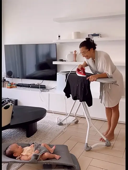 Disela-sela kegiatannya mengerjakan pekerjaan rumah, Jennifer juga tetap memberikan ASI hingga mengajak ngobrol anaknya yang paling kecil saat melakukan aktivitasnya. [Instagram/jenniferbachdim]