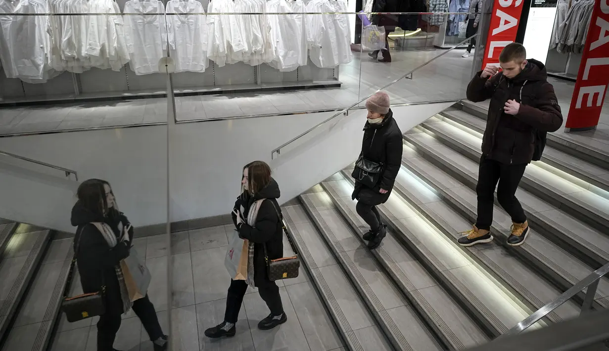 Pembeli meninggalkan toko H&M pada hari terakhir pembukaan toko H&M di Moskow, Rusia, Rabu (30/11/2022).  di Moskow, Rusia, Rabu (30/11/2022).  Keluarnya H&M dari Rusia merupakan yang terbaru setelah perusahaan Barat lainnya juga keluar menyikapi invasi di Ukraina.  (AP Photo/Alexander Zemlianichenko)