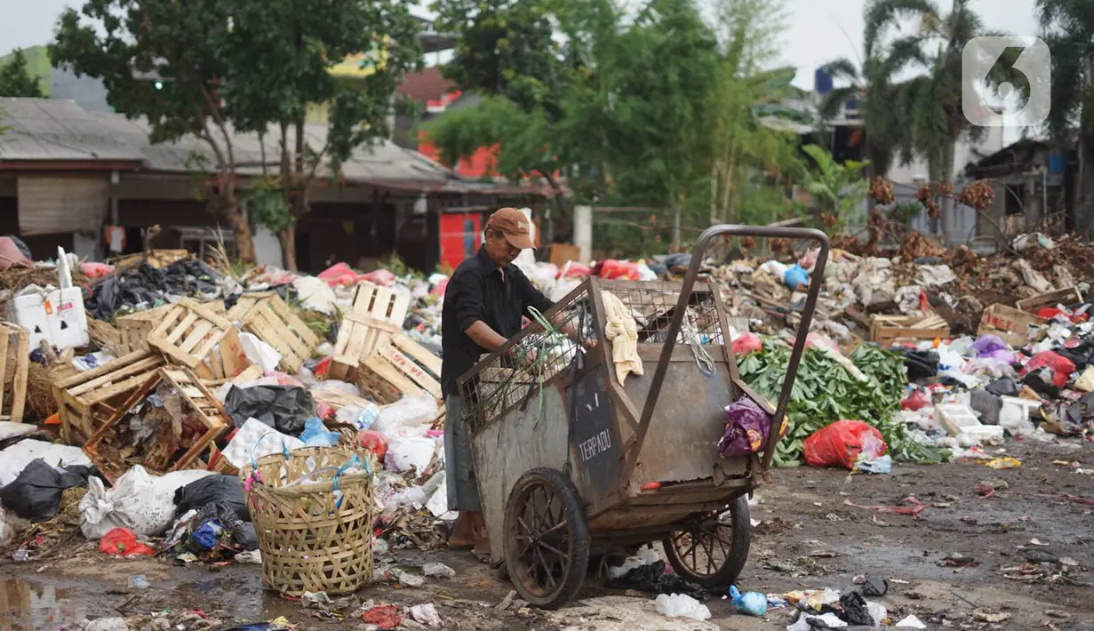 Petugas kebersihan berada di sekitar Jalan Masjid Al Makmur, Pejaten Timur, Pasar Minggu, Jakarta Selatan, Selasa (10/12/2019). Tumpukan sampah yang tidak hanya berasal dari warga sekitar menimbulkan bau tidak sedap dan dikhawatirkan dapat mengganggu kesehatan. (Liputan6.com/Immanuel Antonius)