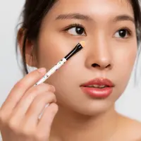 Ilustrasi perempuan merias wajah. (c) Milkos/Depositphotos.com