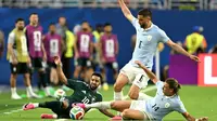 Penyerang Timna Arab Saudi, Salem Al-Dawsari, berebut bola dengan dua pemain Timnas Uruguay, Rodrigo Bentancur dan Agustin Canobbio, dalam laga pertama Grup H Piala Dunia 2026. Kedua tim bermain imbang 1-1 dalam laga yang digelar di Miami Stadium, Selasa (16/6/2026) pagi WIB. (CHANDAN KHANNA / AFP)