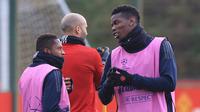 Gelandang Manchester United, Fred dan Paul Pogba mengikuti latihan di kompleks Pelatihan Carrington, Inggris (11/12). MU akan melawan Valencia pada grup H Liga Champions di stadion Estadio Mestalla, Spanyol. (AFP Photo/Lindsey Parnaby)