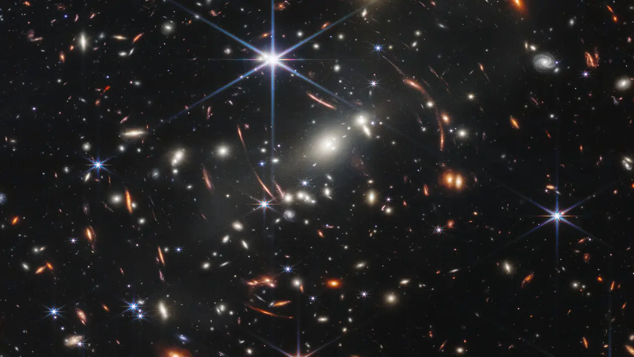 Foto perdana dari Teleskop Ruang Angkasa James Webb milik NASA menampilkan gugusan galaksi dengan gambar paling jelas dalam sejarah. (Dok. NASA, ESA, CSA, and STScI)