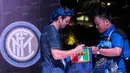 Pada penghujung acara, Cristian Chivu juga menyempatkan memberikan tanda tangan kepada para anggota Inter Club Indonesia. Kehangatan pemain yang tujuh musim membela La Beneamata itu disamput antusias oleh para fans. (Bola.com/Vitalis Yogi Trisna)