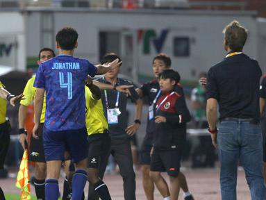Bek timnas Thailand, Jonathan Khemdee terlibat adu mulut dengan pelatih timnas Indonesia U-23, Shin Tae-yong saat pertandingan semifinal sepak bola SEA Games 2021 melawan Thailand di Stadion Thien Truong, Nam Dinh, Vietnam, Kamis (19/5/2022).  (Bola.com/Ikhwan Yanuar)