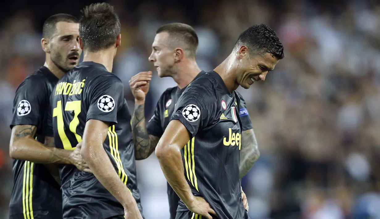 Striker Juventus, Cristiano Ronaldo, menangis usai mendapat kartu merah dari wasit saat melawan Valencia pada laga Liga Champions di Stadion Mestalla, Valencia, Rabu (19/9/2018). Juventus menang 2-0 atas Valencia. (AP/Alberto Saiz)