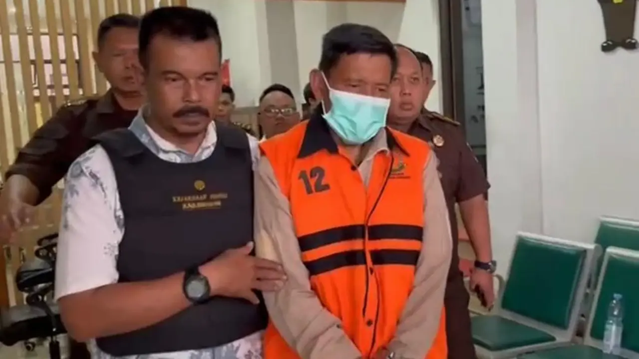 Kadis DLH Kabupaten Sukabumi ditetapkan tersangka dugaan kasus korupsi dana pemeliharaan dan perbaikan kendaraan operasional angkutan sampah. (Liputan6.com/Istimewa).