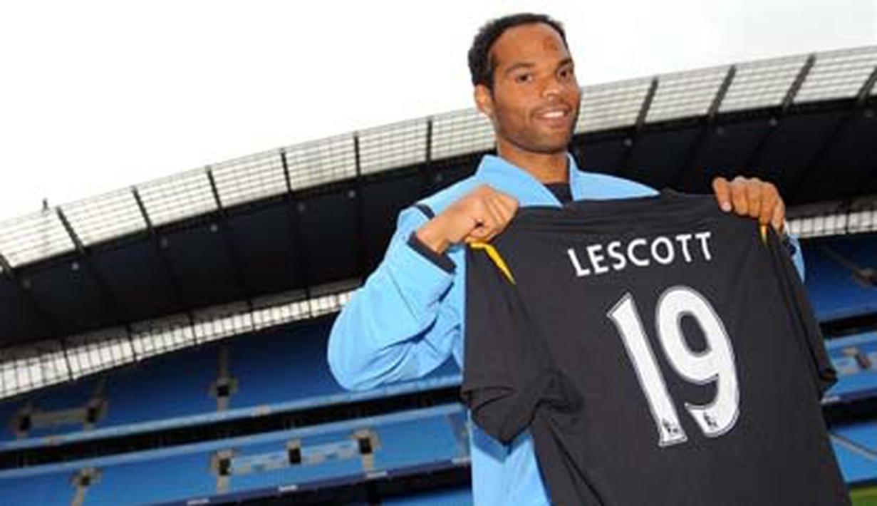 Pemain baru Manchester City, Joleon Lescott berose dengan nomor punggungnya di City of Manchester Stadium, Manchester, pada 26 Agustus 2009. AFP PHOTO/PAUL ELLIS