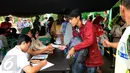 Antrean calon suporter yang akan membeli tiket di halaman Kodim 0621 Surya Kancana Kab Bogor, Selasa (13/12). 5000 lembar tiket final Piala AFF 2016 antara Indonesia melawan Thailand dijual di Kodim 0621 Surya Kancana. (Liputan6.com/Helmi Fithriansyah)