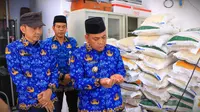 Penjabat (Pj) Wali Kota Tangerang, Nurdin saat meninjau stok beras yang berada di Kelurahan Margasari, Kecamatan Karawaci, Kota Tangerang, Senin (18/3/2024). (Foto: Istimewa).