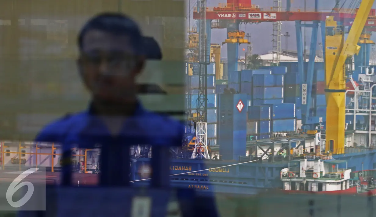 Petugas beraktivitas di ruang planning control Pelabuhan Tanjung Priok, Jakarta (22/11). Pelindo II akan melakukan modernisasi di lingkungan pelabuhan, mulai infrastruktur, sistem kerja, SDM yang mendapat sentuhan modern. (Liputan6.com/Immanuel Antonius)
