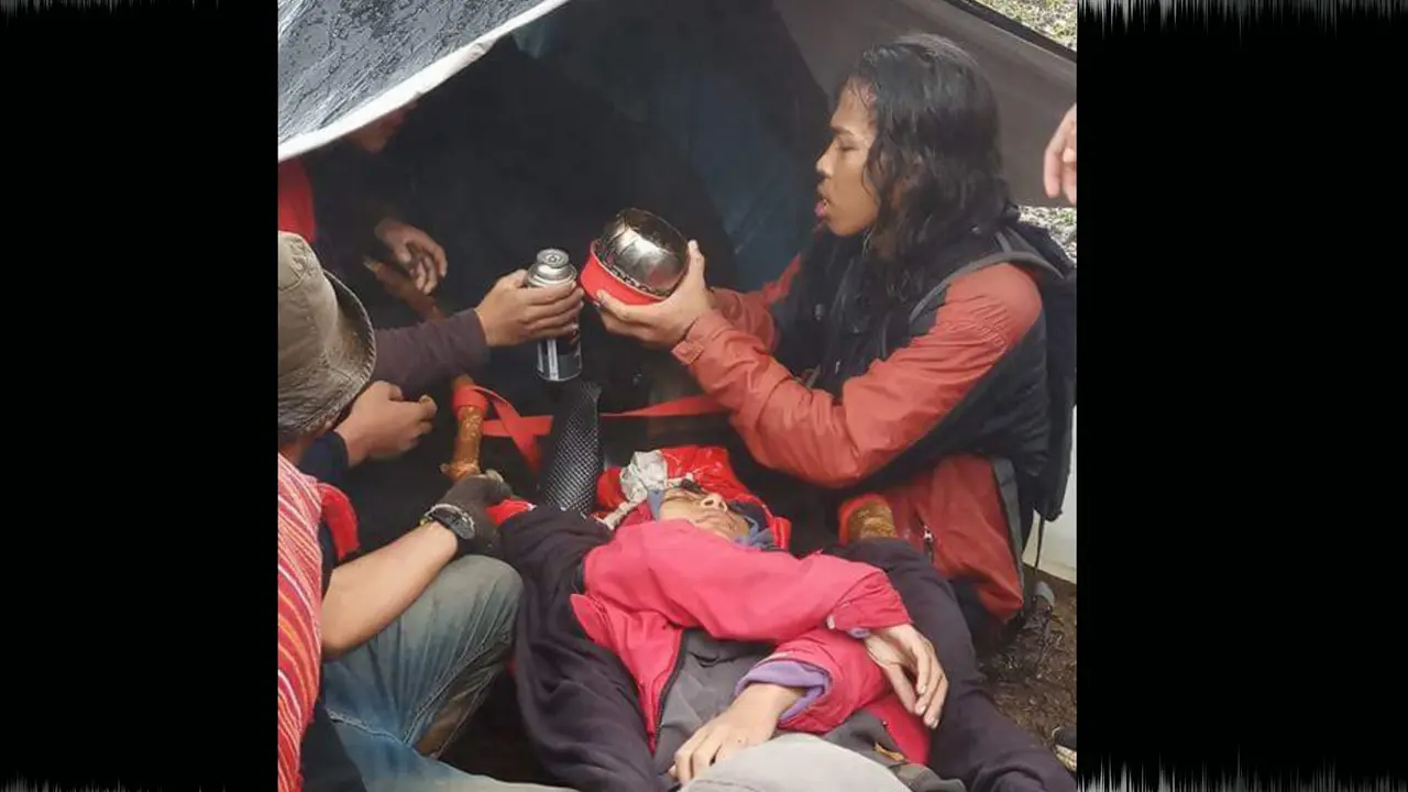 Hipotermia, pendaki perempuan diberi teh hangat dan biskuit (Istimewa/Liputan6.com)