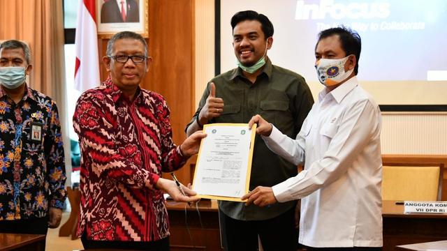 Anggota Komisi VII DPR-RI Maman Abdurrahman dan Kepala BPH Migas M. Fanshurullah Asa melakukan kunjungan kerja ke Propinsi Kalimantan Barat. (Dok BPH Migas)