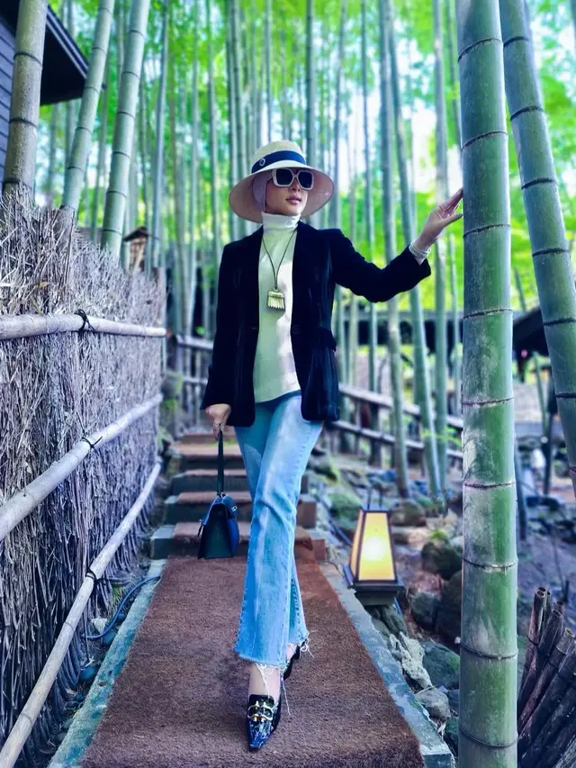 7 Outfit Padu Padan Jeans Ala Syahrini, Inspirasi Tampil Glamor (Foto: Instagram/@princessyahrini)