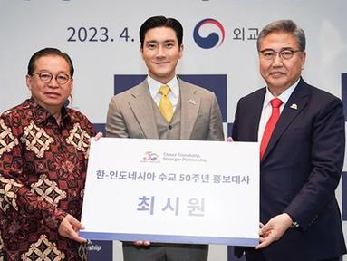 Pelantikan Choi Siwon Super Junior sebagai Dita Hubungan Diplomatik Korea Selatan dan Indonesia ini tak lepas dari sorotan netizen. Pasalnya, pria kelahiran 7 April 1986 ini disebut mampu memberikan kontribusi besar terhadap hubungan bilateral terkait dengan hal budaya. (Liputan6.com/IG/@koremb.idn)