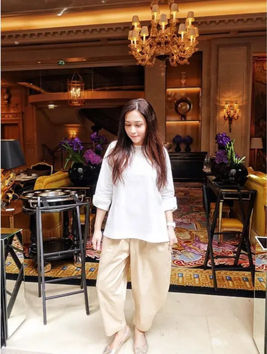 Foto yang diunggah perempuan 40 tahun itu mendapat pujian dari para netizen. Selain pujian, juga ada yang merasa senasib karena sebagai janda. (Instagram/maiaestiantyreal)