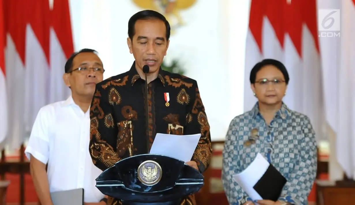 Presiden Joko Widodo memberi keterangan di Istana Kepresidenan Bogor, Jawa Barat, (12/6). Jokowi memandang bahwa Amien Rais memiliki pengalaman panjang dalam politik Indonesia. (Liputan6.com/Pool/Biro Setpres)