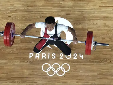 Lifter Indonesia Eko Yuli Irawan melakukan angkatan snatch dalam kelas 61 kg putra Olimpiade Paris 2024 di South Paris Arena, Paris, Prancis, Rabu (7/8/2024). (AP Photo/Dita Alangkara,Pool)