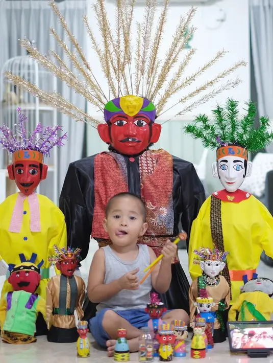 <p>Dalam unggahannya beberapa tahun lalu, Zaskia menceritakan anak ketiganya sangat gemar menyaksikan pertunjukan ondel-ondel yang kerap berkeliling rumahnya. Hampir setiap hari kediamannya selalu didatangi ondel-ondel keliling. Seperti sudah berlangganan, mereka yang datang pun tak cuma satu rombongan, melainkan bisa sampai tiga dalam satu hari. [Instagram/zaskiadyamecca]</p>