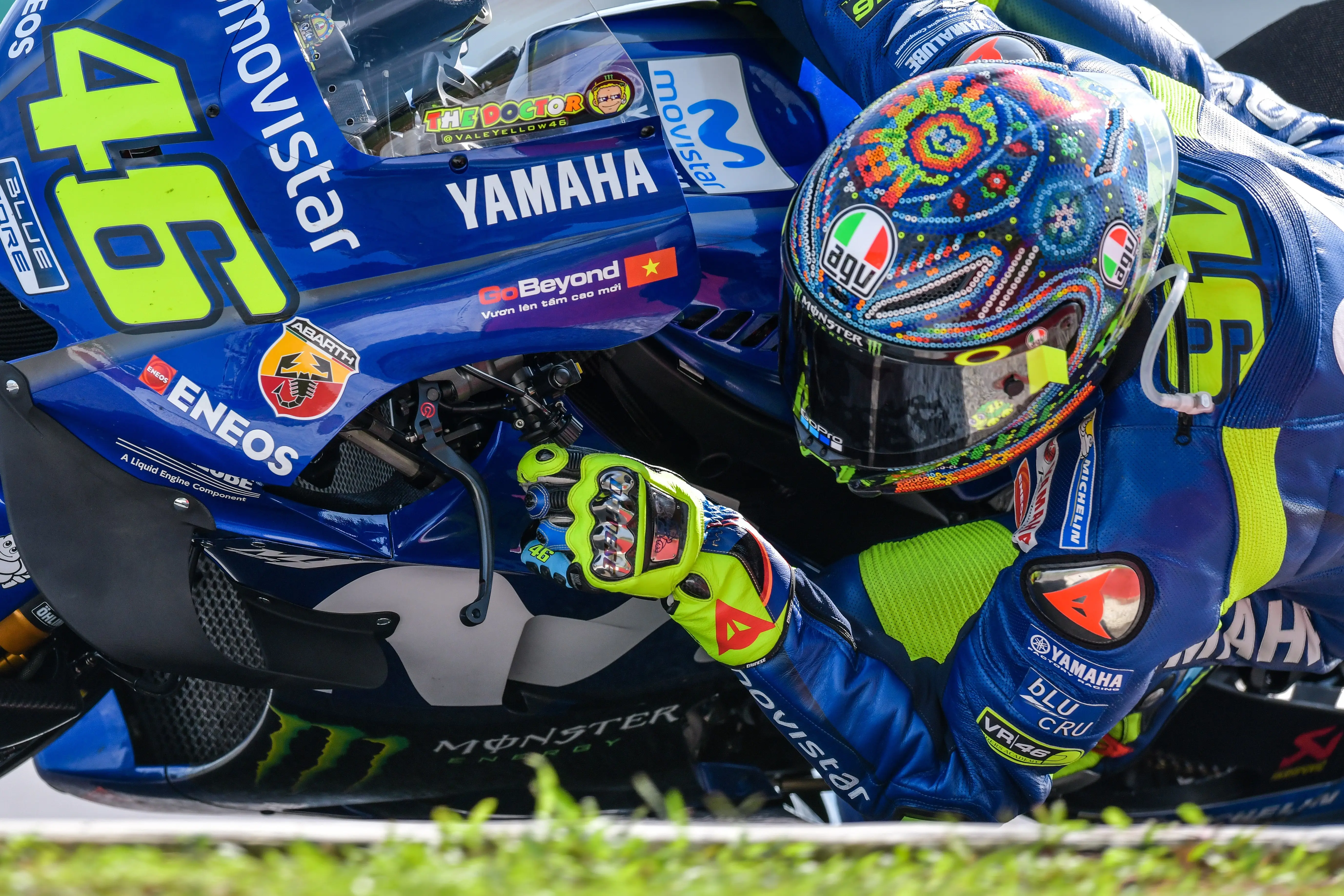 Aksi pembalap Movistar Yamaha, Valentino Rossi dalam tes pramusim MotoGP 2018 di Sirkuit Sepang, Malaysia. (Mohd RASFAN / AFP)