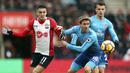 Bek Arsenal, Nacho Monreal, berebut bola dengan gelandang Southampton, Dusan Tadic, pada laga Premier League di Stadion St Mary's, Minggu (10/12/2017). Arsenal bermain imbang 1-1 dengan Southampton. (AP/Adam Davy)