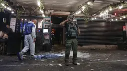 Polisi memeriksa lokasi penembakan di Tel Aviv, Israel, 7 April 2022. Penembakan terjadi di daerah ramai dengan beberapa bar dan restoran. (AP Photo/Ariel Schalit)