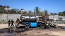 Salah satu serangan Israel menghantam satu kendaraan tangki air keliling di dekat kamp pengungsi Nuseirat. (Eyad BABA/AFP)