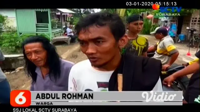 Geram jalan yang rusak tak kunjung diperbaiki, sejumlah warga di Jombang, Jawa Timur, menanami jalan rusak dengan pohon pisang, pada Kamis siang. Aksi tersebut dilakukan, sebagai bentuk protes warga.