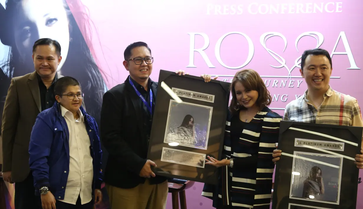 "Ini udah kali kedua konser solo di Singapura. Pertama 2011. Di sana lebih intimate karena jarak penonton dan panggung lumayan dekat, lebih bisa ngobrol sama audience, ngajak nyanyi lebih dekat," kata Rossa. (Nurwahyunan/Bintang.com)