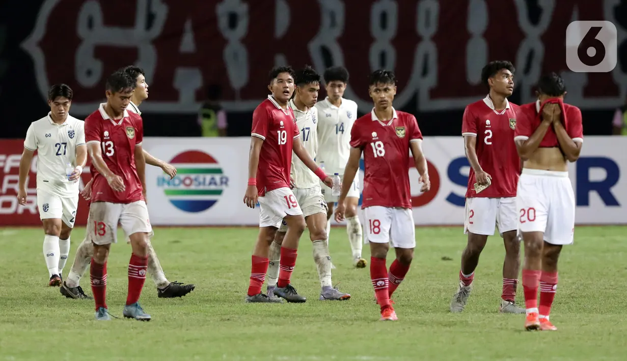Ekspresi pemain Timnas Indonesia U-19 usai bermain imbang dengan Thailand U-19 pada lanjutan penyisihan grup A Piala AFF U-19 2022 di Stadion Patriot Candrabhaga, Bekasi, Jawa Barat, Rabu (6/7/2022). Beberapa kali Timnas Indonesia U-19 mendapat peluang mencetak gol ke gawang Thailand U-19. (Liputan6.com/Helmi Fithriansyah)