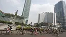 Pebalap sepeda melewati bundaran HI selama  even Tour de Jakarta 2016, Sabtu (30/7). Tour de Jakarta merupakan balapan di tengah kota dengan jarak tempuh 175,5 km yang terbagi dalam 13 putaran. (Liputan6.com/Immanuel Antonius)