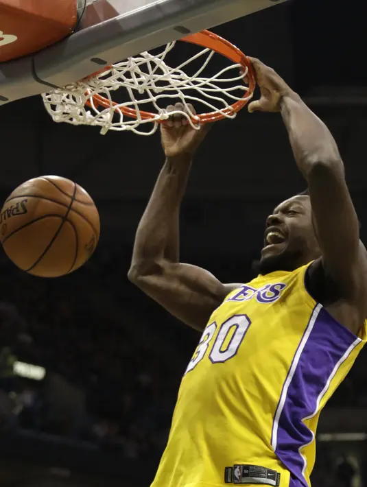 Pebasket LA Lakers, Julius Randle, memasukan bola saat pertandingan melawan Milwaukee Bucks pada laga NBA di Bradley Center, Minggu (12/11/2017). Bucks menang 98-90 atas LA Lakers. (AP/Darren Hauck)
