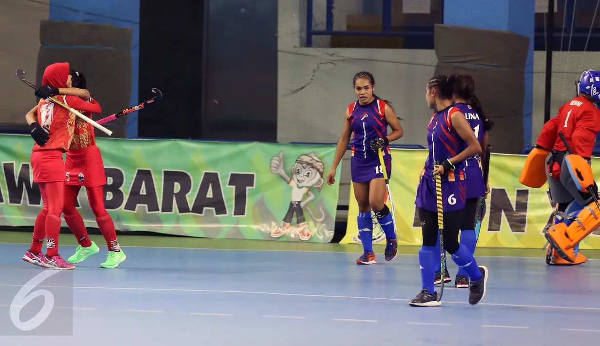 Pemain hoki putri DKI Jakarta, Ika Oktaviani (kiri) memeluk Sismiya Winarsih usai mencetak gol ke gawang Papua di final PON XIX Jabar di Gymnasium UPI, Bandung, Senin (19/9/2016). DKI Jakarta unggul 4-2. (Liputan6.com/Helmi Fithriansyah)