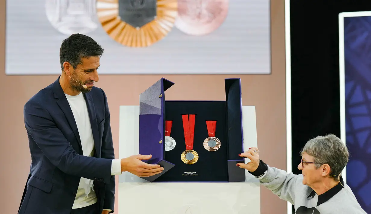 Presiden Olimpiade dan Paralimpiade Paris 2024, Tony Estanguet (kiri) dan mantan Paralimpaian Prancis, Beatrice Hess membuka kotak yang berisikan medali Paralimpiade saat peresmian medali Olimpiade dan Paralimpiade untuk Olimpiade Paris 2024 yang berlangsung di Paris, Prancis, Kamis (08/02/2024). (AFP/Dimitar Dilkoff)