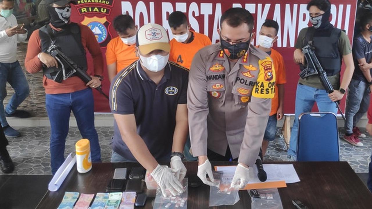 Kapolresta Pekanbaru Komisaris Besar Nandang dalam konferensi pers penangkapan pengedar sabu.