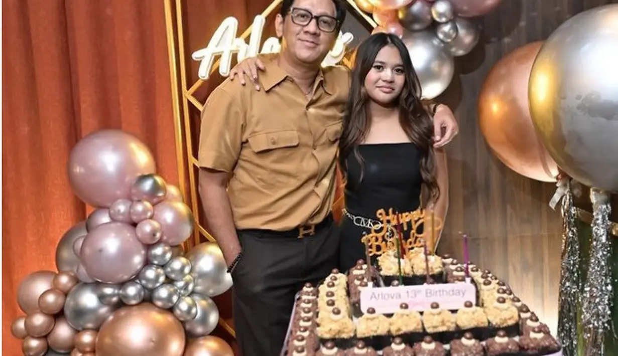 Agar tidak terlalu polos, Arlova mengenakan belt rantai emas. Rambutnya tetap dibiarkan terurai dengan riasan wajah natural. [@andreastaulany]