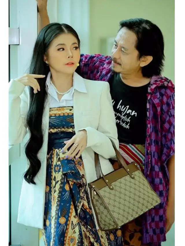 6 Pemotretan Epy Kusnandar dan Karina Ranau Pakai Busana Ikonik, Penuh Kenangan